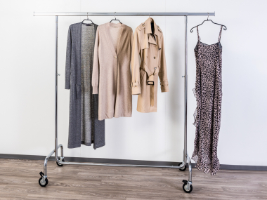 Preview: 2016-100-80 Kleiderständer höhenverstellbar 155cm bis 215cm hoch 100cm breit Beispiel mit Kleidung