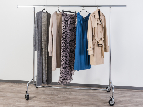 2015-150-80 Kleiderständer Mantel 160cm hoch 150cm breit Beispiel mit Kleidung