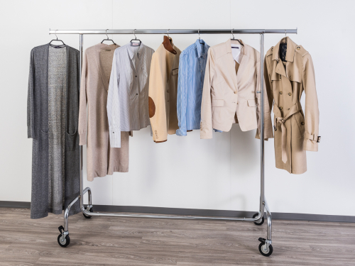 2016-150-80 Kleiderständer höhenverstellbar 155cm bis 210cm hoch 150cm breit Beispiel mit Kleidung