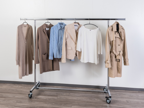 2056-140-80 XXL Kleiderständer klappbar höhenverstellbar 155cm bis 220cm hoch 140cm breit Beispiel mit Kleidung